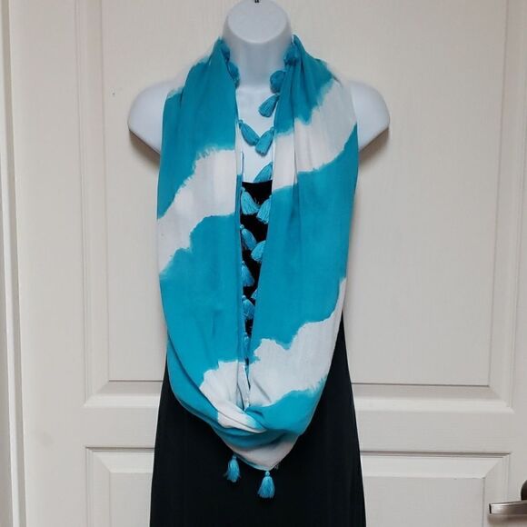 🌹Crown & Ivy Blue and White Infinity Scarf Wrap with Tassels - Picture 6 of 6